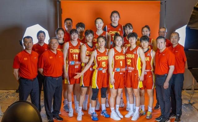 中国女篮定妆照出炉!刘禹彤确定落选张子宇最抢眼